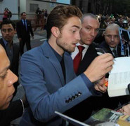 Robert Pattinson tái xuất tự tin sau scandal tình ái