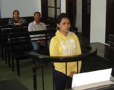 Nổi tính côn đồ, nữ hàng xóm cầm ổ khóa choảng người