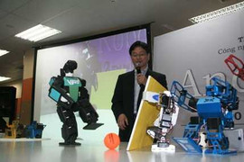 Clip: Xem robot nhảy múa, đá bóng... tại Hà Nội