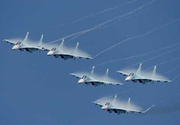 Ảnh quốc tế 14/8: Vũ điệu ấn tượng của không quân Nga