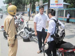 Hà Nội: 'Quái xế nhí' bị CSGT xử lý nặng