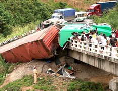 Đổ đèo tốc độ cao, xe container nằm 'vắt vẻo' giữa cầu