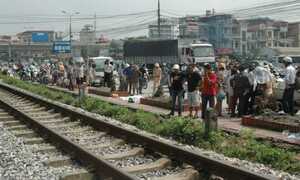 Hà Nội: Cứu con trai, mẹ bị tàu cán chết