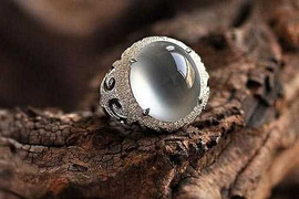 Bong bóng vàng chưa nổ, bong bóng ngọc bích đã xì hơi