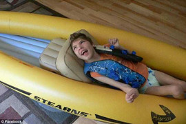 Xúc động người cha bồng con bại não thi 3 môn phối hợp