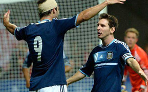 Giao hữu quốc tế: Defoe nhấn chìm Ý, Messi hạ gục Đức