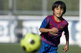Cậu bé Nhật Bản 11 tuổi tỏa sáng ở Barca