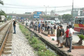 Cháu bé được mẹ cứu khỏi đường tàu đã tử vong