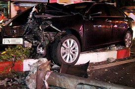 Thiếu gia lái Lexus húc đổ cột đèn