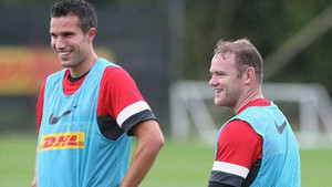 Ảnh nóng: Van Persie lần đầu tập luyện cùng Rooney