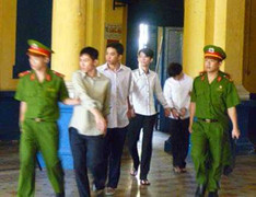 Mâu thuẫn lúc vệ sinh, hai nhóm thanh niên hỗn chiến