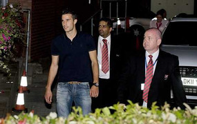 Nóng: Van Persie vượt qua bài kiểm tra y tế tại MU