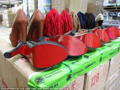 Mỹ thu giữ 20.000 đôi giày Trung Quốc nhái đế đỏ