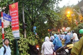 Giao thông Hà Nội hỗn loạn trong mưa bão