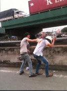 Va chạm xe không xin lỗi còn đâm chết người