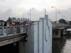 Bị rượt đuổi, kẻ cướp nhảy cầu mất tích