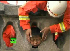 Cứu sống cậu bé bị kẹt đầu hi hữu ở lan can