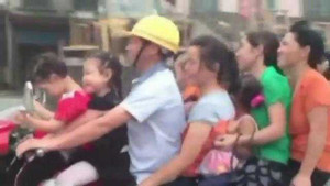 Bất chấp nguy hiểm, xe máy kẹp 8