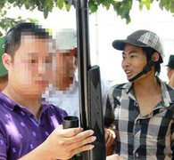 Nghênh ngang vác súng 'khủng' đi bán giữa Thủ đô