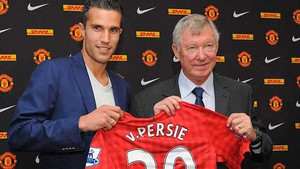 Van Persie rạng rỡ kí hợp đồng với MU