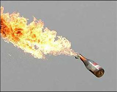 Ném bom xăng vào nhà, 3 người bị bỏng