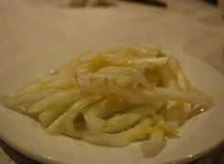 Cả trăm người ngộ độc,bé gái 4 tuổi tử vong vì cải muối