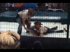 Cá sấu hung tợn ngoạm cánh tay người huấn luyện