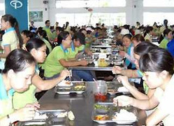 Rùng mình thịt kho của công nhân lúc nhúc dòi