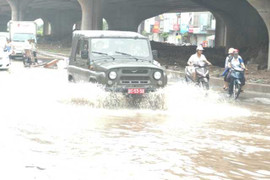 Hà Nội lộn xộn, ngập sâu sau bão