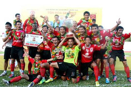 Đội bóng của bầu Thắng vô địch, hả hê trở lại V-League