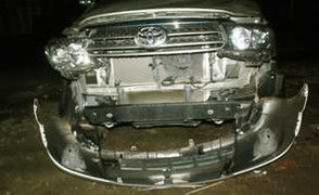 Lan can tầng 8 rơi nát đầu xế hộp