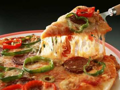 Lợi dụng đèn đỏ, ăn trộm pizza sau xe người giao hàng