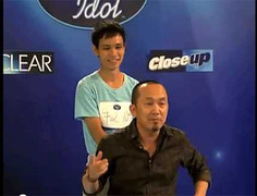Quốc Trung làm khó thí sinh Vietnam Idol 2012
