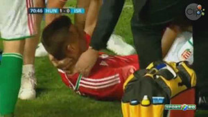 Thủ môn suýt gãy cổ vì va chạm kinh hoàng