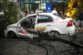 Mưa gió, cây đổ, đường ngập, làm sao lái xe an toàn?