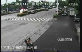 Chó chạy qua đường gây tai nạn cho 3 ô tô