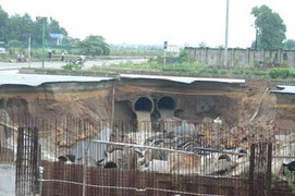 Vì sao có 'hố tử thần' cắt đôi đường ở Hà Nội?