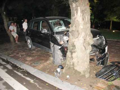 'Xe điên' đâm vào gốc cây sau màn ‘đại náo’ Hồ Gươm