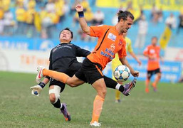 Bóng đá Việt: Ngậm đắng nuốt cay mà uống bia miễn phí