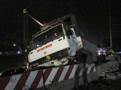 Phóng nhanh, xe tải lao thẳng lên con lươn