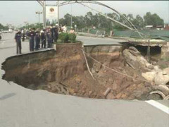 Tận mắt xem 'hố tử thần' khổng lồ ở Hà Nội