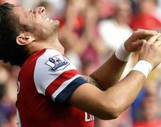 Ngày khai mạc: 'Pháo' tịt ngòi, 'lốc đỏ' tan tác