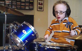 Tài không đợi tuổi, bé 6 tuổi đánh trống cực 'bốc'