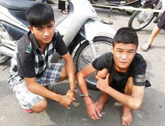 ‘Quái xế nhí’ hất tung CSGT giữa phố