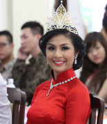 Ngọc Hân dập tin đồn khúc mắc với Hoa hậu VN 2012