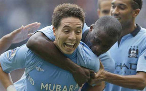 Ngược dòng kỳ diệu, Man City có ba điểm đầu tay