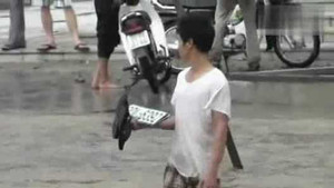 Hà Nội: Dân mò biển số ôtô trên đường phố ngập nước