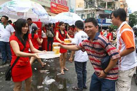 Uống bia xem chung kết V-League: Diễn trò chứ có đá đâu