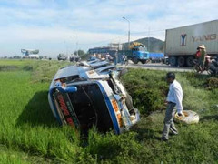 Xe khách 'chổng vó' giữa ruộng, 30 hành khách thoát nạn