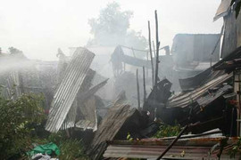 TP.HCM: Cháy rụi khu nhà trọ trên rạch Bằng Đôn